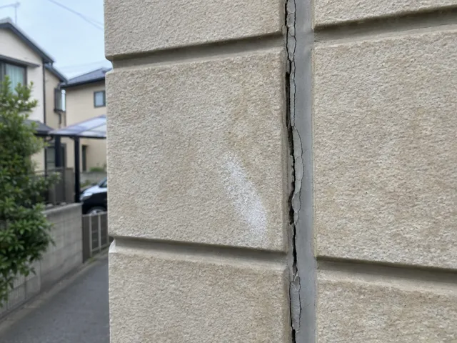写真2 目地のひびと、壁の白い跡（ズーム）